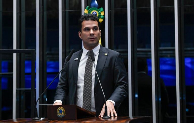 Senador propõe bolsa de R$ 5 mil para jovem que concluir ensino médio