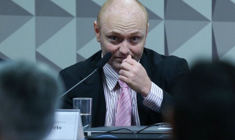 Hacker da Lava Jato recebe sua pena pela invasão de celulares