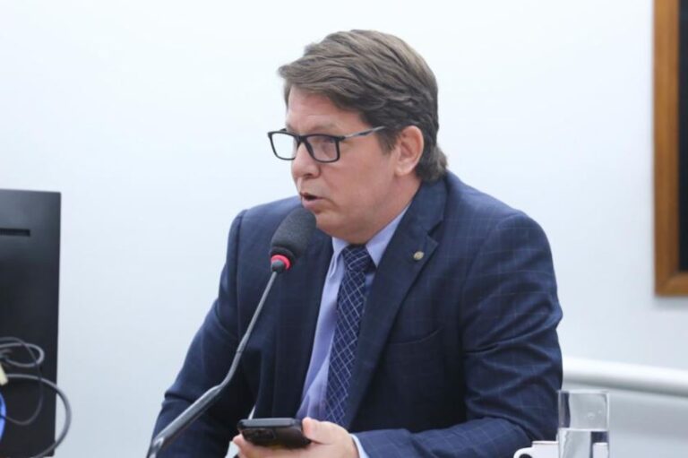 STF quer explicações, em 48 horas, sobre viagem de Mario Frias