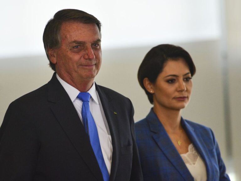 Bolsonaro é flagrado trocando mensagens carinhosas com Michelle em depoimento no STF