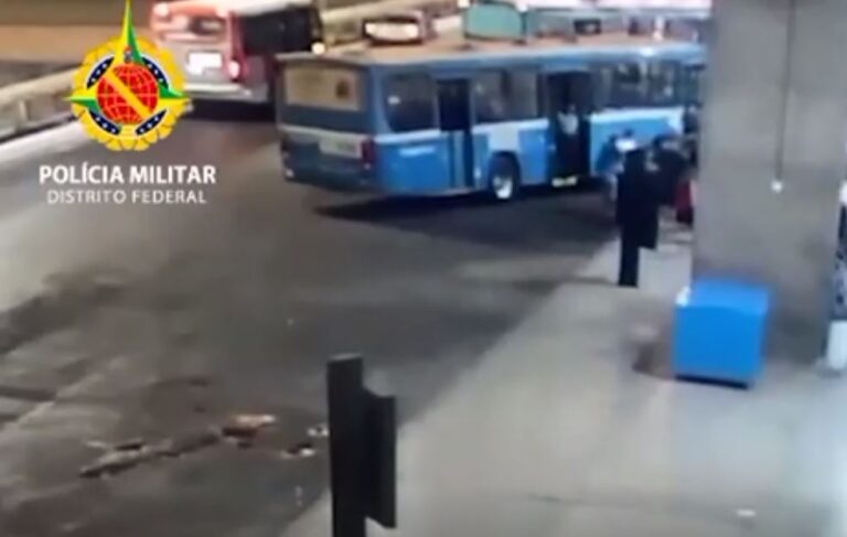 PMs do DF salvam criança engasgada, e câmeras de rodoviária registram momento