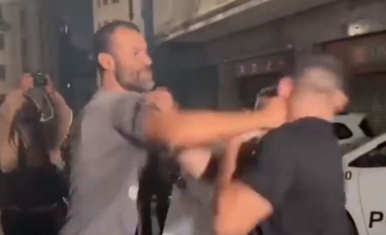 Mamãe Falei leva soco em manifestação contra polícia