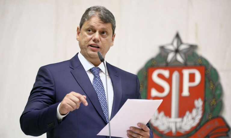 Tarcísio apresenta projeto que pode beneficiar Bolsonaro