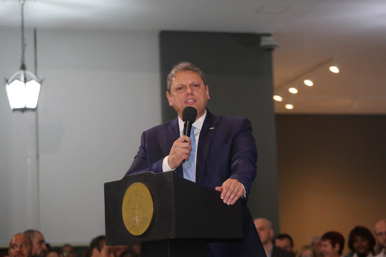 Tarcísio fala firme com imprensa e pede respeito à polícia