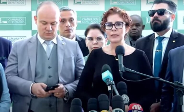 Carla Zambelli (PL-SP) fala sobre ação da PF e isenta Bolsonaro