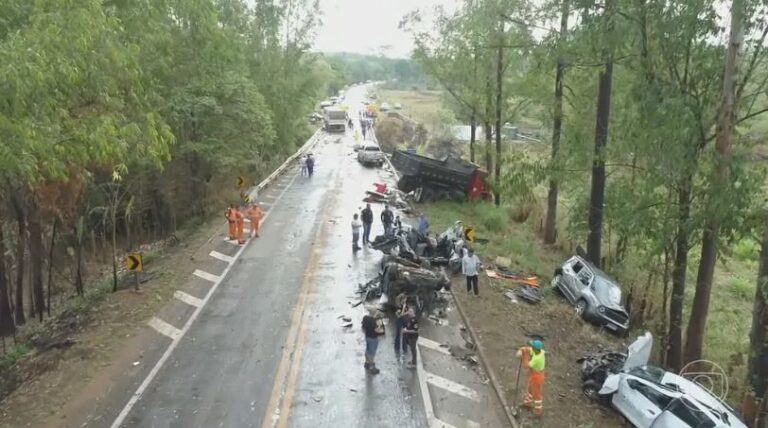 Polícia investiga possível falha na sinalização ‘pare e siga’ como causa de engavetamento fatal em rodovia