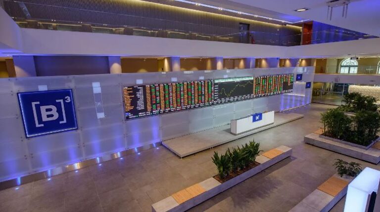 Estrangeiros vendem R$ 13,2 bi em ações e derrubam a bolsa em agosto