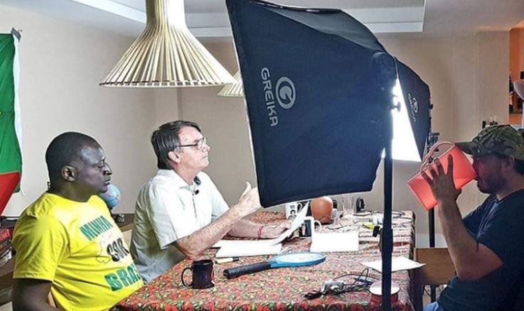 Carlos Bolsonaro lança livro que revela início de Bolsonaro no mundo digital