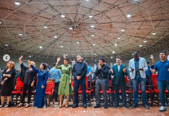 Bolsonaro e Michelle participam de Culto em Brasília