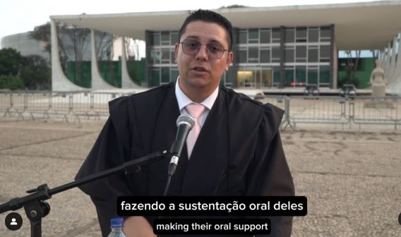 Em protesto, advogado de preso do ‘8 de Janeiro’ faz defesa do acusado em frente ao prédio do STF