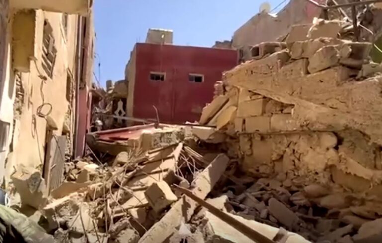 Terremoto no Marrocos: mortos passam de 2 mil, e sobreviventes dormem ao ar livre