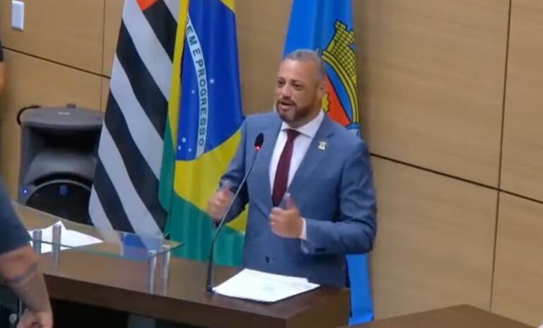 Vereador do Guarujá faz discurso bêbado em sessão solene: “Tô meio doidão”