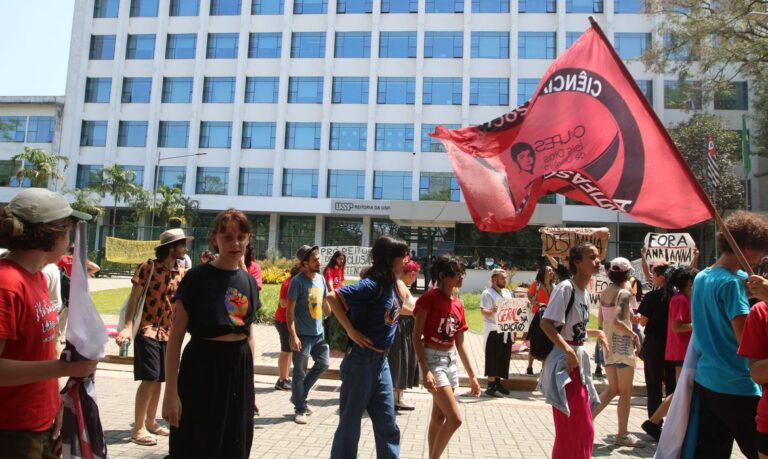 Estudantes da USP entram em greve e fazem ato em frente reitoria