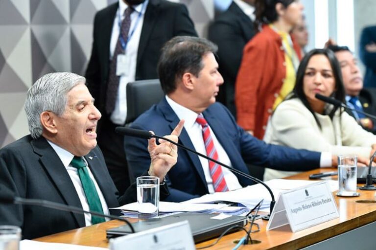Começo da audiência de Heleno na CPMI tem aplausos de pé, “ladrão não sobe a rampa” e “PQP” para Eliziane Gama
