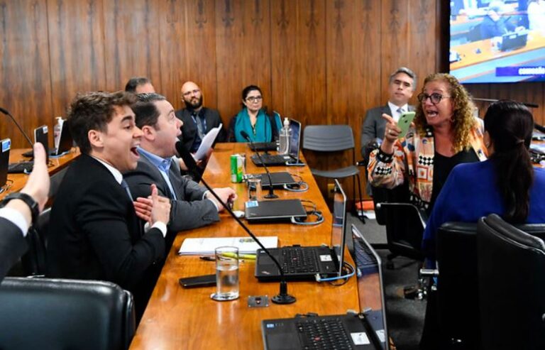 Nikolas Ferreira e Jandira Feghali batem boca na CPMI, e sessão é interrompida