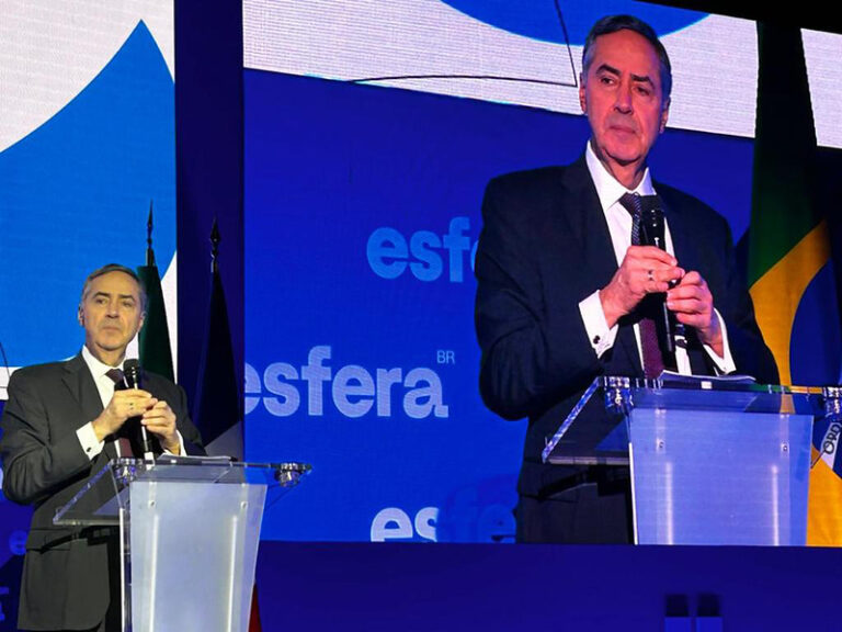 Em Paris, Barroso justifica “protagonismo” do STF