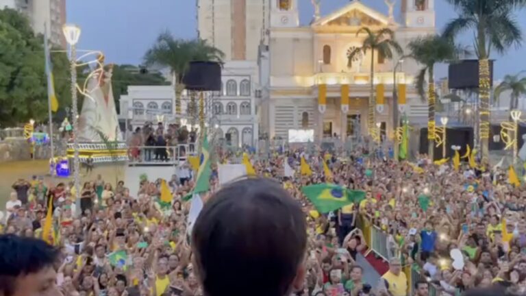 Bolsonaro é ovacionado em visita à Basílica de Nazaré, no Pará