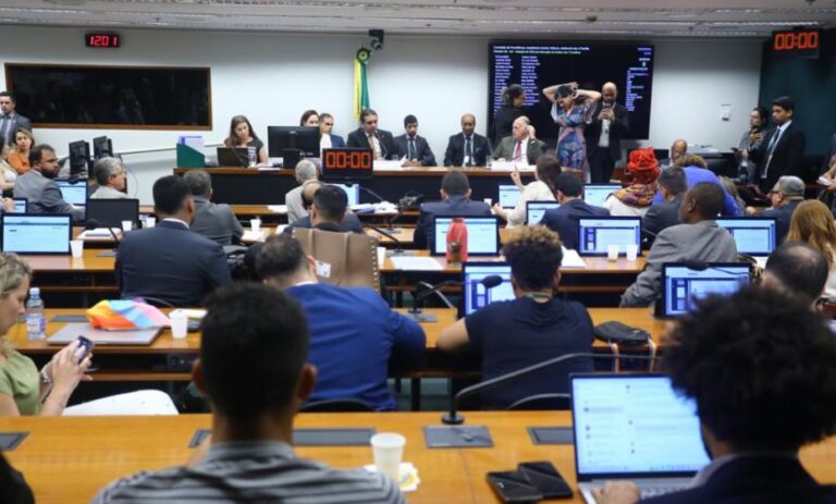 Comissão da Câmara aprova projeto que proíbe o casamento entre pessoas do mesmo sexo