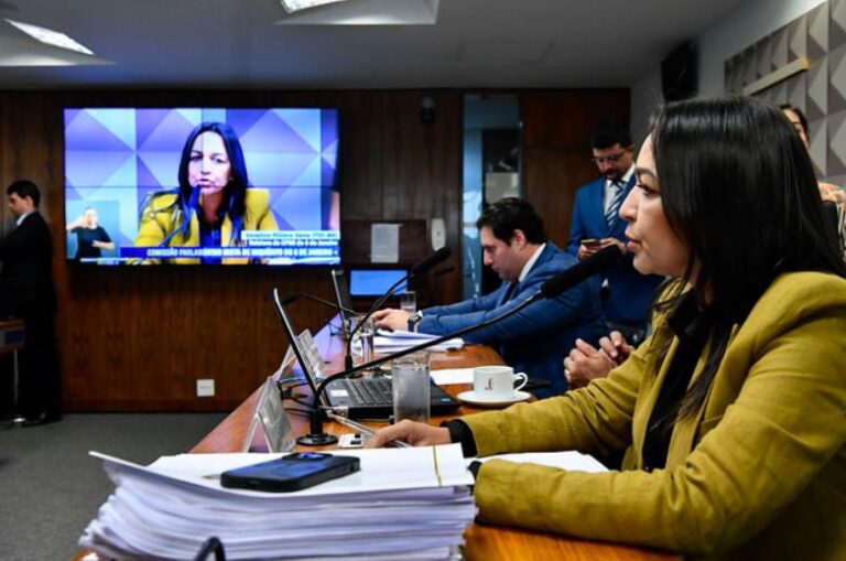 Relatora da ‘CPMI do 8 de Janeiro’ pede indiciamento de Bolsonaro; parlamentares apresentam texto paralelo