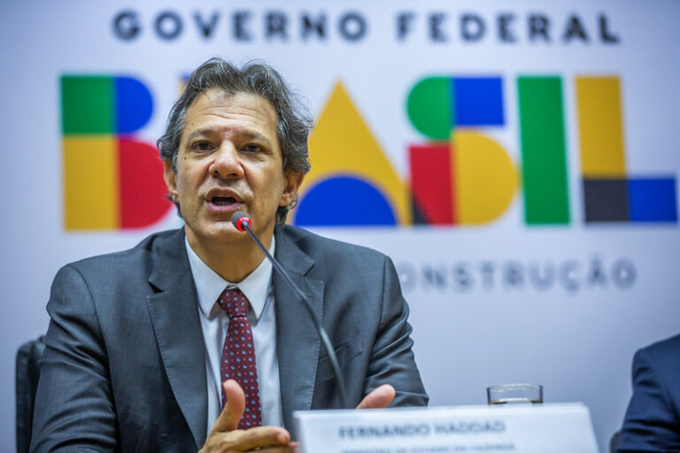Haddad se irrita com jornalista que perguntou sobre meta fiscal: “querida…”