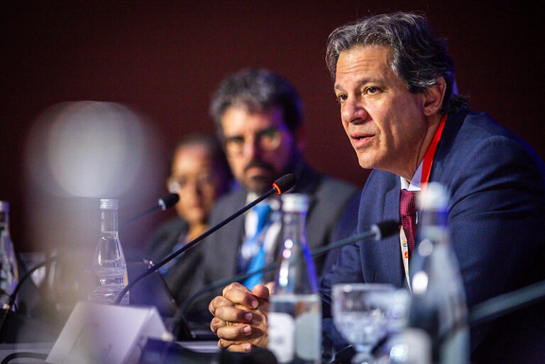 Haddad diz que “possível” vitória de Milei na Argentina “preocupa” o Brasil