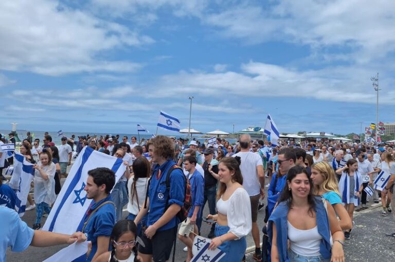 Manifestantes fazem marcha pró-Israel em Copacabana, no Rio