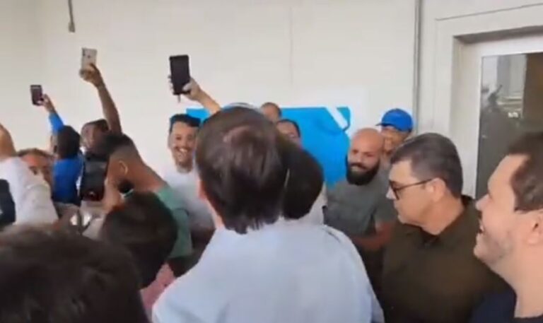 Em encontro com motoristas de aplicativos, Bolsonaro diz que quem deve usar fraldão é Lula