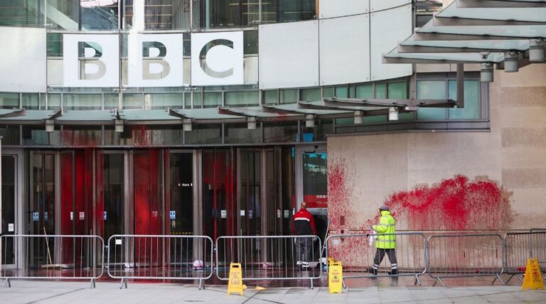 Grupo pró-Palestina vandaliza com tinta vermelha a sede da BBC em Londres