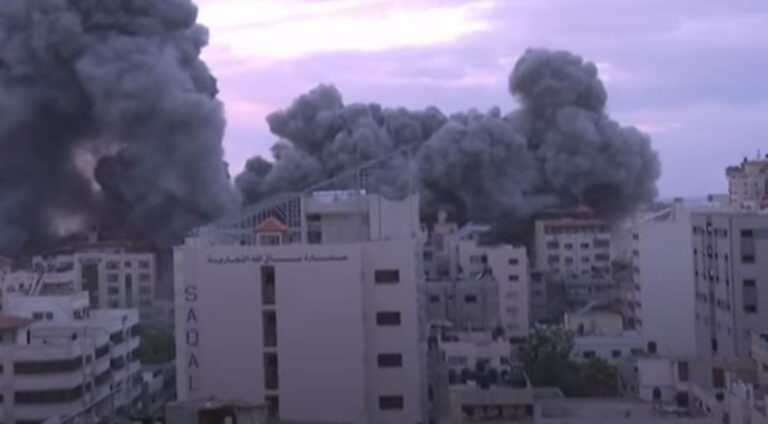 Guerra entre Israel e o Hamas entra no 2º dia; mortos são mais de 900