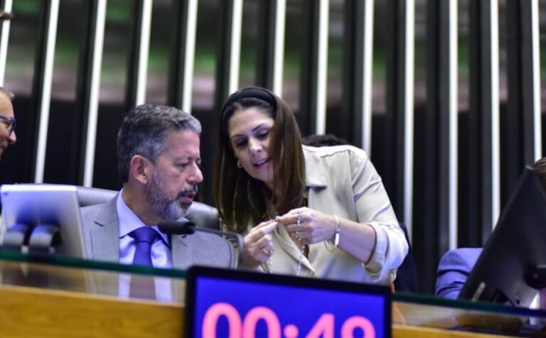 Câmara aprova projeto que cria o ‘Dia Nacional do Rosário da Virgem Maria’
