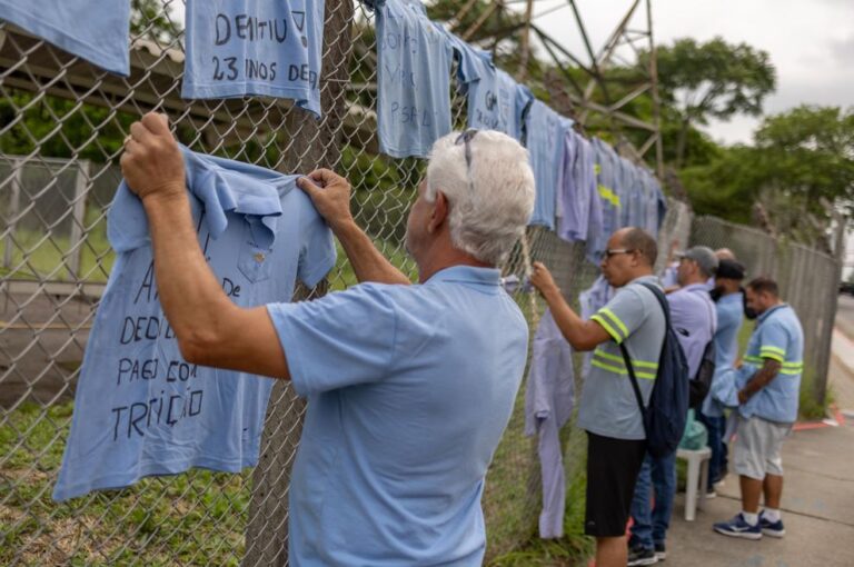 GM confirma 800 demissões em São José dos Campos; metalúrgicos penduram uniformes em frente à fábrica