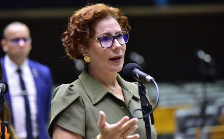 Moraes manda prender Zambelli e bloquear bens da deputada