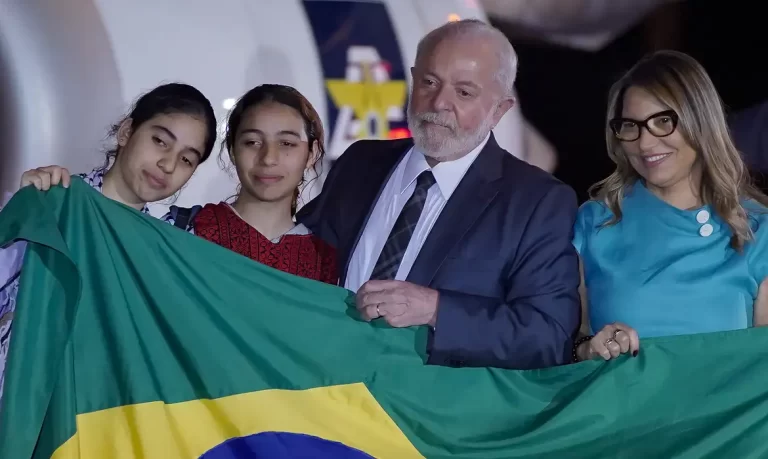 Brasileiros resgatados de Gaza desembarcam; Lula, mais uma vez, critica Israel: “também comete terrorismo”