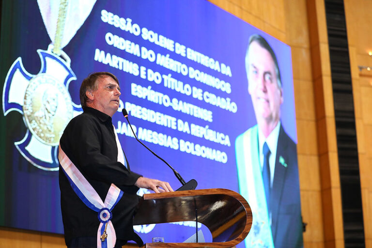 Bolsonaro critica Senador que se “elege de verde e amarelo” e vota no PT