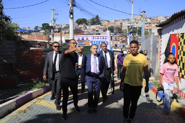 Barroso visita projeto social na ‘Favela dos Sonhos’, em Ferraz de Vasconcelos (SP)