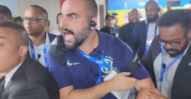 Jornalistas brasileiros e colombianos brigam antes de coletiva de Diniz na Seleção