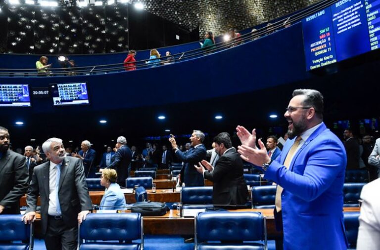 Por 52 a 18, Senado aprova PEC que limita poderes do STF
