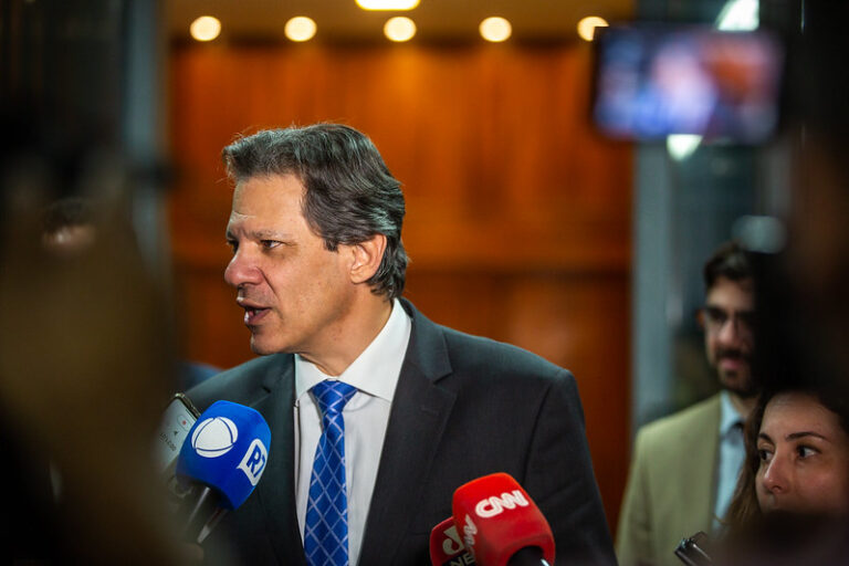 Após pressão de bancos, Governo admite rever alta do IOF