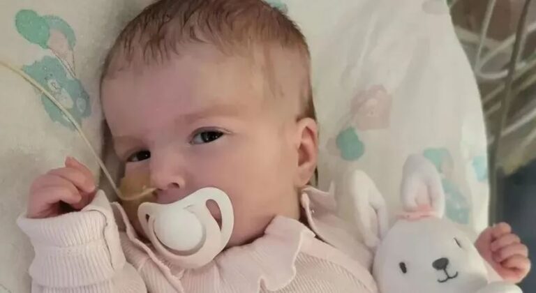 Morre bebê britânica que teve aparelhos desligados por ordem da Justiça