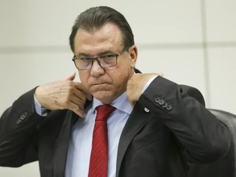 Governo adia pela 4ª vez decisão que pode limitar trabalho no fim de semana e feriado