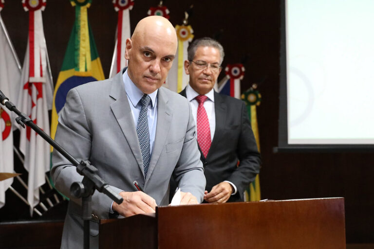 Moraes nega pedido da defesa e mantém prisão de Daniel Silveira