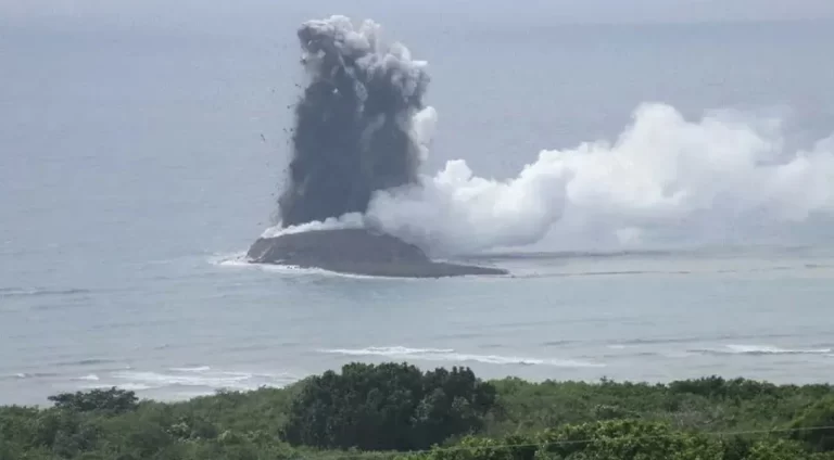 Vulcão subaquático entra em erupção e forma nova ilha no Japão