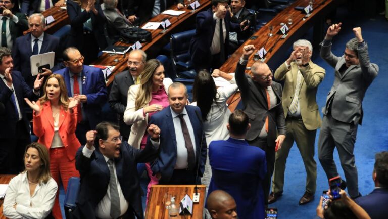 Senado aprova reforma tributária; texto volta à Câmara