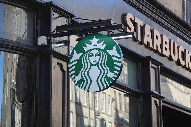 Starbucks busca influenciadores para viajar o mundo com salário de até US$ 136 mil