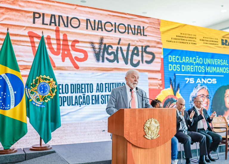 Com Moraes convidado e ovacionado, governo lança plano para população de rua
