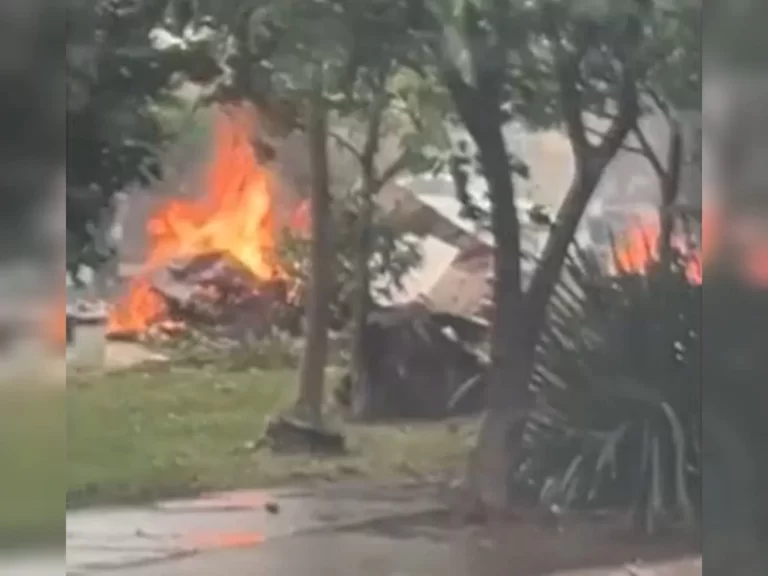 Queda de avião em praça deixa 5 mortos no interior de SP