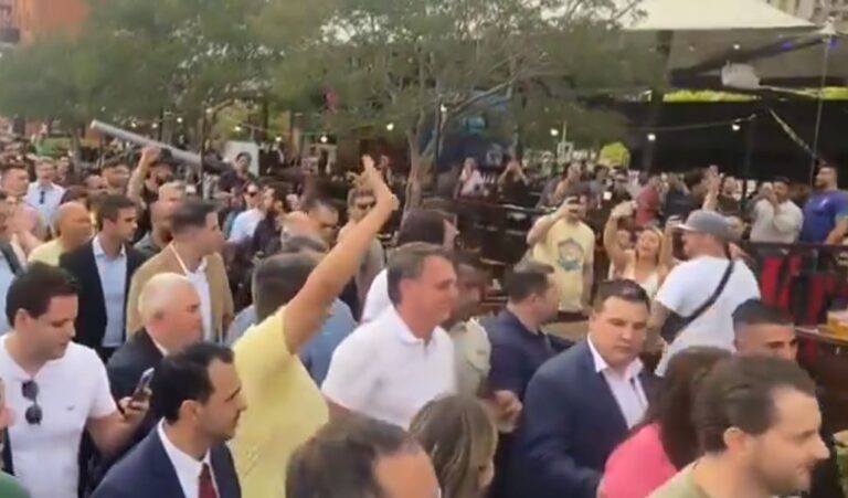 Bolsonaro caminha por Buenos Aires e recebe apoio de argentinos; jornais dão destaque