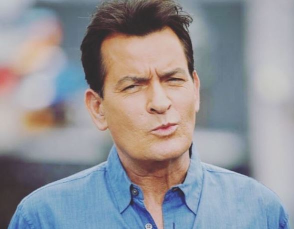 Charlie Sheen tem casa invadida por vizinha, que tenta estrangulá-lo