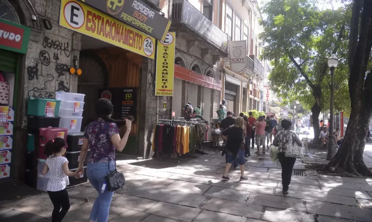 Vendas no comércio têm queda em outubro, aponta IBGE