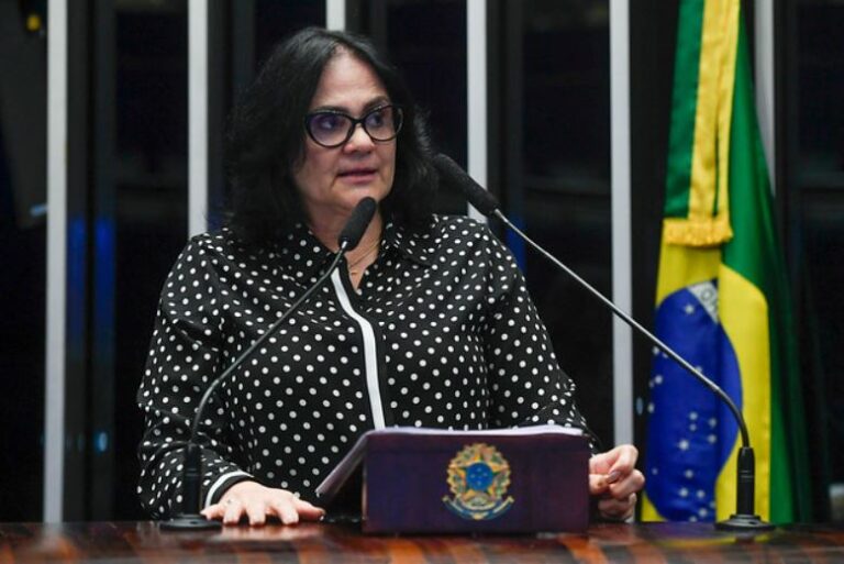 Senadora Damares Alves é internada com quadro da paralisia facial